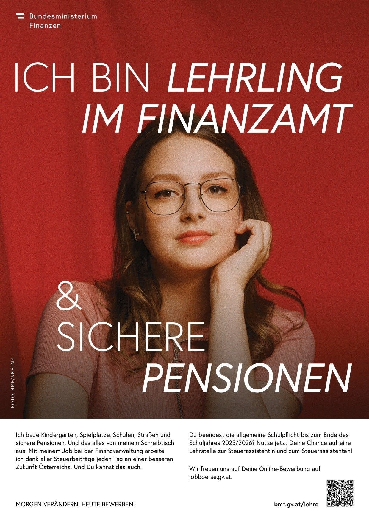 Eine Frau mit Brille posiert für ein Poster. Der Text auf dem Poster lautet 'Ich bin Lehrling im Finanzamt & sichere Pensionen'. Die Frau lächelt und schaut in die Kamera. Der Hintergrund ist rot.