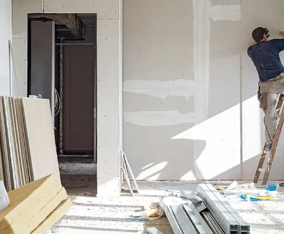 Bild enthält, Home Renovation Work, Adult, Male, Man, Person, Box, Package, Head, Face