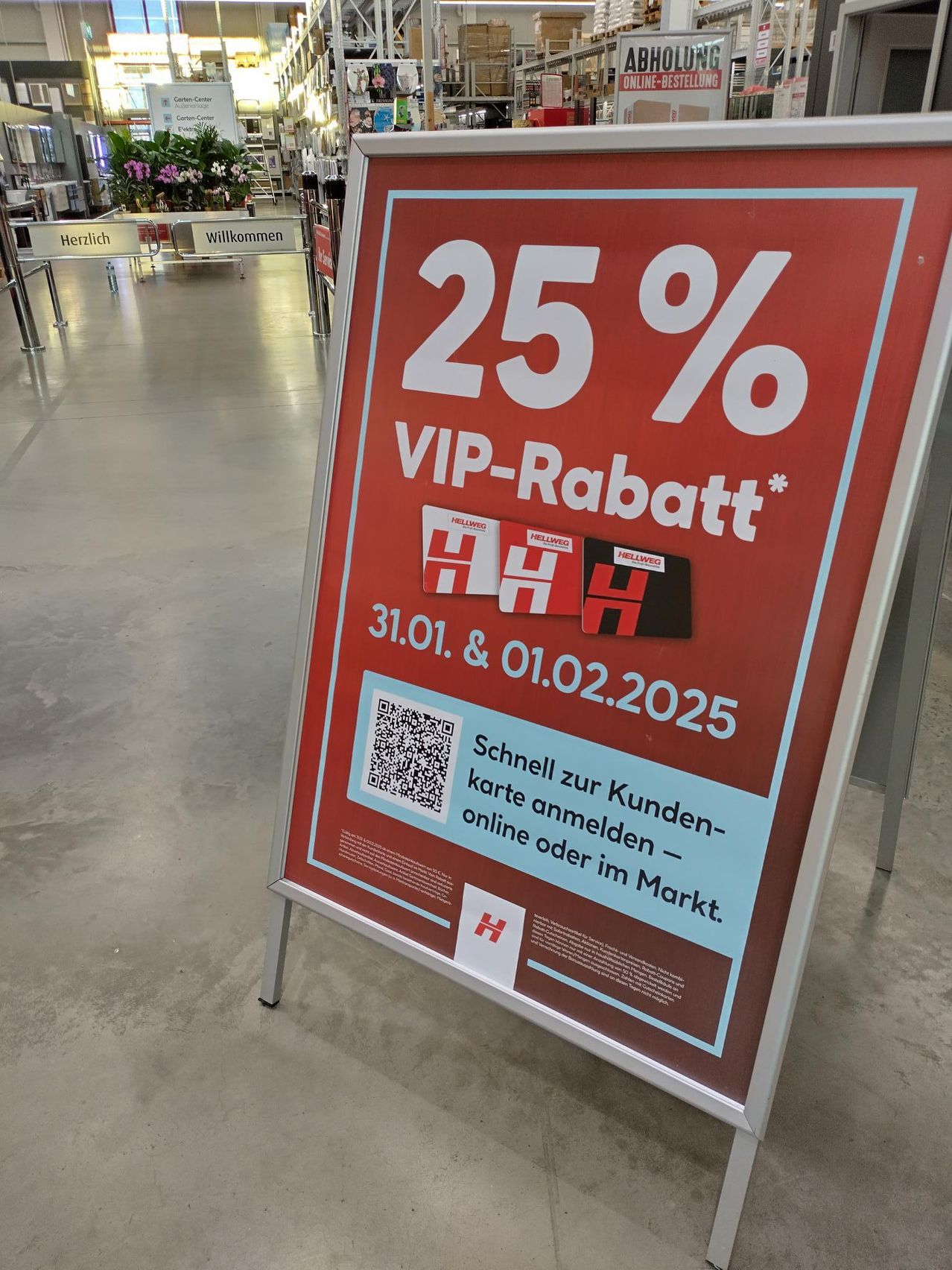 Bild enthält, Advertisement, Poster, Person, QR Code, Symbol, Shop