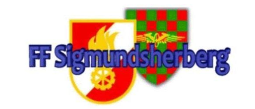 Das FF Sigmundsherberg-Logo zeigt einen roten, gelben und weißen Schild mit einer Flamme und einem Rad in der Mitte. Der Schild wird von einem grünen und roten karierten Muster flankiert.