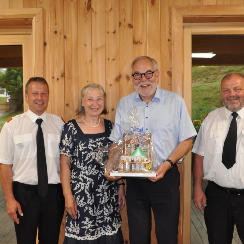 Bild enthält, Shirt, Blouse, People, Photography, Portrait, Pants, Formal Wear, Tie, Glasses, Necklace