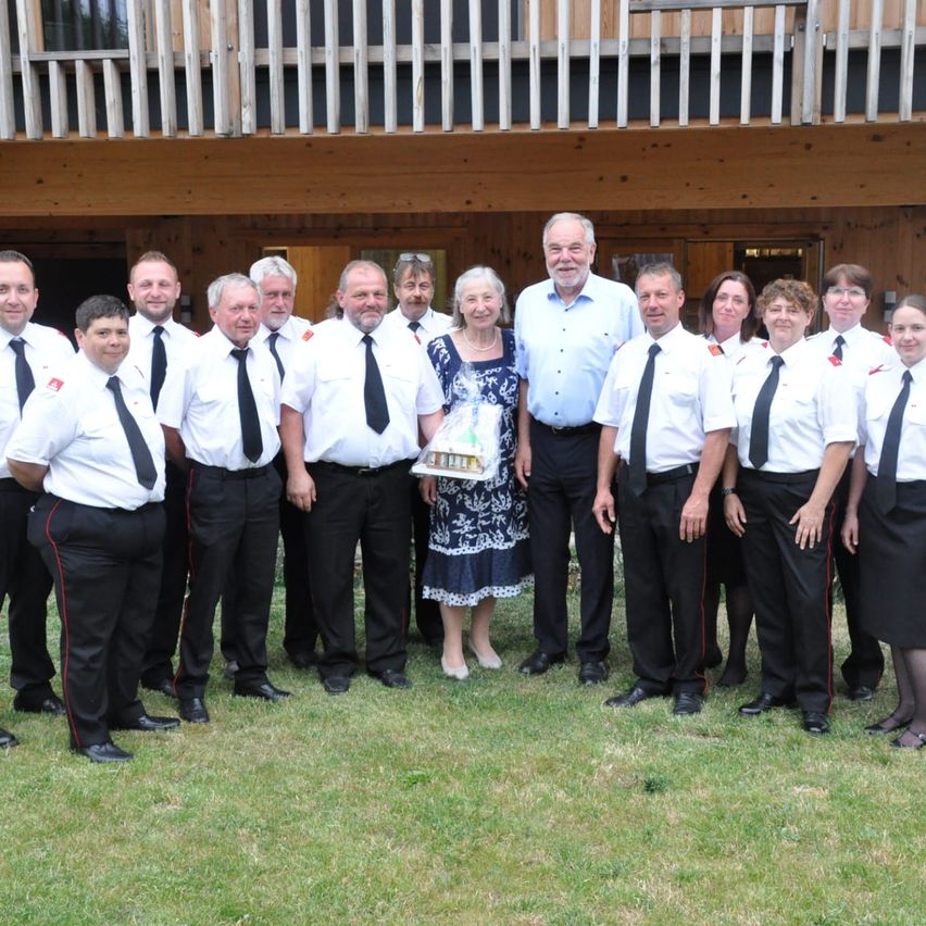 Bild enthält, Shirt, People, Person, Pants, Formal Wear, Suit, Photography, Portrait, Grass, Tie