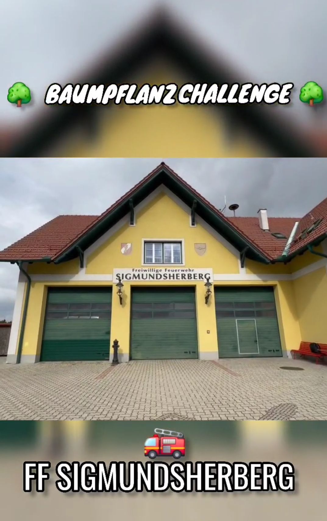 Die Vorderseite einer gelben Feuerwehrstation mit drei Garagen und einem Schild, das 'Freiwillige Feuerwehr Sigmundsherberg' liest. Über den Garagen befindet sich ein kleines Fenster. Das Dach ist rot.