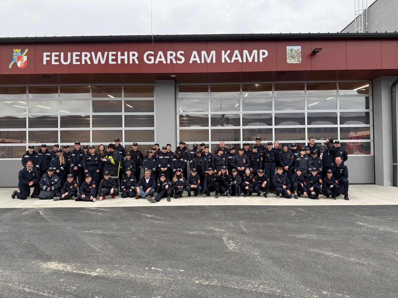 Eine Gruppe Feuerwehrleute und Freiwillige posieren für ein Foto vor der Feuerwehrstation Gars am Kamp.