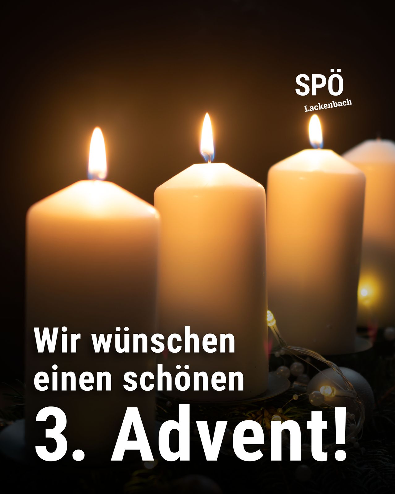 Vier Kerzen sind entzündet und symbolisieren die vier Wochen der Adventszeit. Die Kerzen sind weiß mit einem warmen Schein und stehen vor einem dunklen Hintergrund. Der Text lautet 'Wir wünschen einen schönen Advent!' in Deutsch.