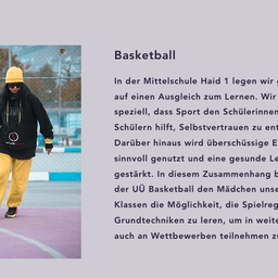 Eine Person in einem schwarzen Jacke und gelben Hosen hält einen Basketball. Sie trägt einen gelben Hut und eine Sonnenbrille. Die Person steht auf einem Basketballplatz mit einem Zaun.