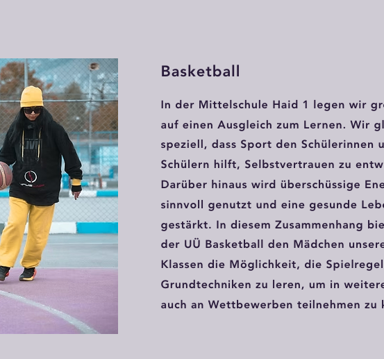 Eine Person in einem schwarzen Jacke und gelben Hosen hält einen Basketball. Sie trägt einen gelben Hut und eine Sonnenbrille. Die Person steht auf einem Basketballplatz mit einem Zaun.