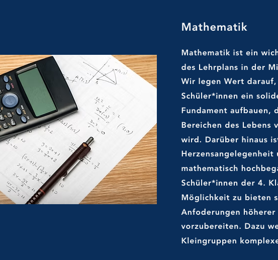 Ein Taschenrechner und ein Stift liegen auf einem Blatt Papier mit darauf geschriebenen mathematischen Gleichungen. Der Text diskutiert die Bedeutung der Mathematik im Lehrplan.