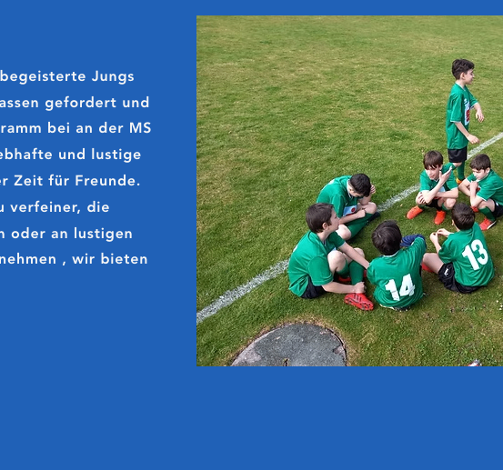 Fußballbegeisterte Jungs aus der 1. und 2. Klasse werden ermutigt, Spaß und Geschicklichkeit zu verbinden. Das Programm bietet Technikverfeinerung, Kraftaufbau und Freude mit Freunden.