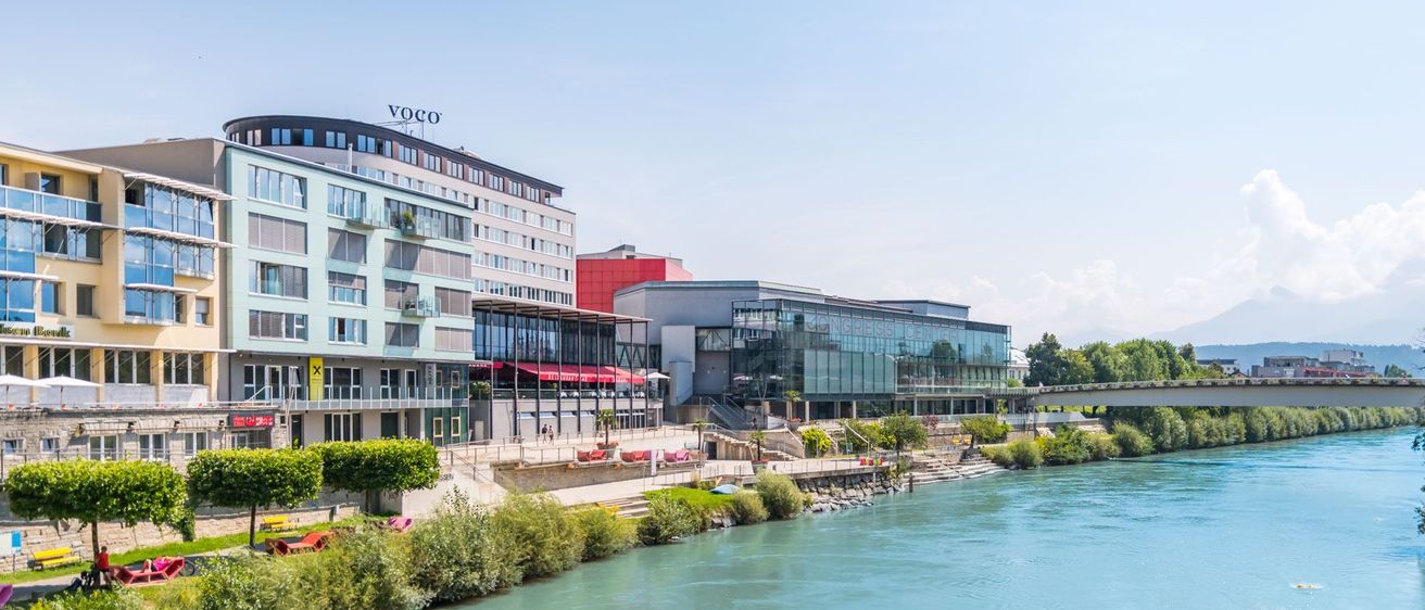 Bild enthält, Building, Cityscape, Urban, City, Nature, Outdoors, Scenery, Water, Person, River