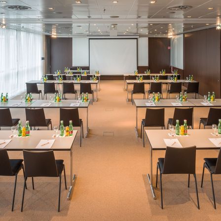 Bild enthält, People, Person, Indoors, Chair, Furniture, Architecture, Building, Meeting Room, Office, Interior Design