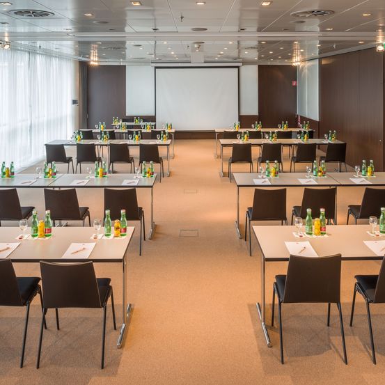 Bild enthält, People, Person, Indoors, Chair, Furniture, Architecture, Building, Meeting Room, Office, Interior Design