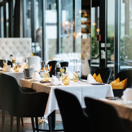 Bild enthält, Dining Table, Furniture, Table, Indoors, Restaurant, Dining Room, Room, Tabletop, Cafeteria, Interior Design