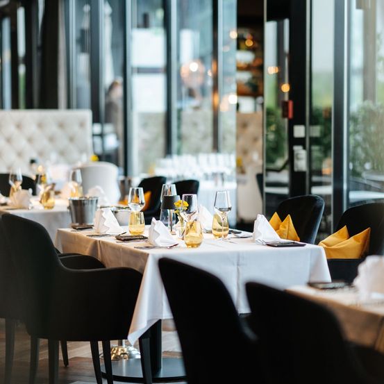 Bild enthält, Dining Table, Furniture, Table, Indoors, Restaurant, Dining Room, Room, Tabletop, Cafeteria, Interior Design