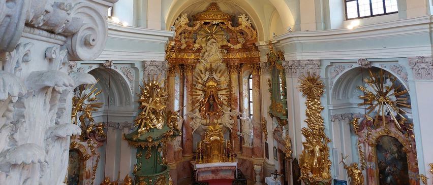 Bild enthält, Altar, Architecture, Building, Church, Prayer, Person, Indoors
