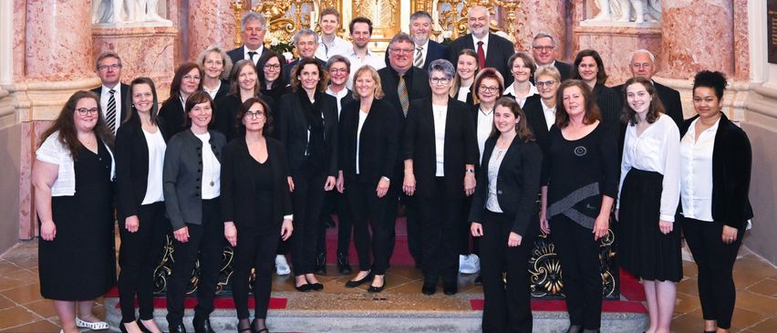 Bild enthält, Adult, Female, Person, Woman, Altar, Male, Man, Suit, Coat, Groupshot