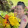 Bild enthält, Garden, Nature, Outdoors, Gardening, Flower, Flower Arrangement, Gardener, Flower Bouquet, Portrait, Tattoo