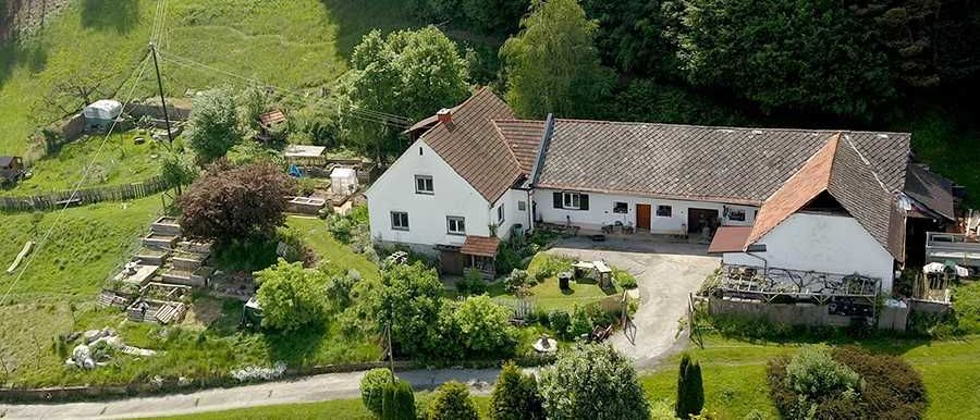 Bild enthält, Outdoors, Building, Nature, Countryside, Rural, Housing, Aerial View, Village, House
