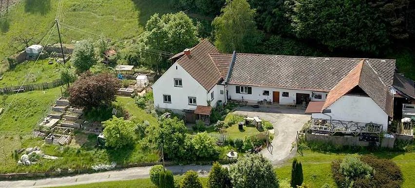 Bild enthält, Outdoors, Building, Nature, Countryside, Rural, Housing, Aerial View, Village, House