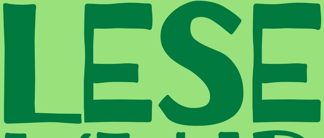 Ein grünes Poster mit weißem Text 'LESE KLUB' und darunter ein grüner Oval mit weißem Text 'BÜCHERFAHNS KOMMT VORBEI'.