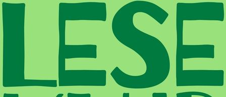 A green poster with white text 'LESE KLUB' and below it a green oval with white text 'BÜCHERFAHNS KOMMT VORBEI'.