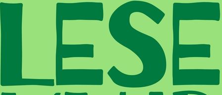 Ein grünes Poster mit fetten grünen Buchstaben, die 'LESE KLU' sagen. Darunter befindet sich ein grüner ovaler Bereich mit weißem Text 'BUCHERFANS KOMMT VORBEI'.