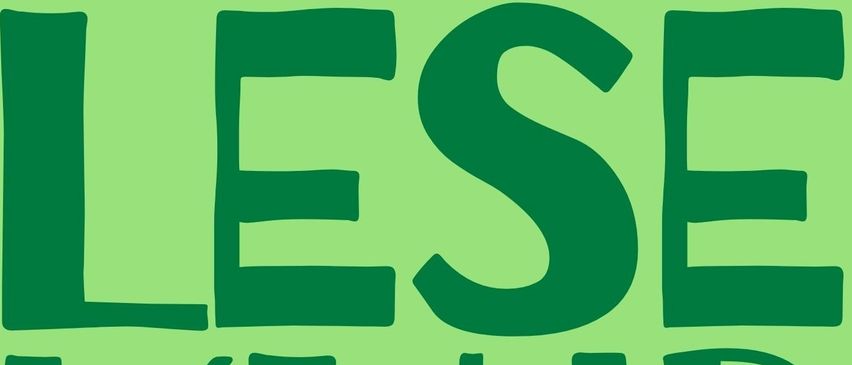 Ein grünes Poster mit fetten grünen Buchstaben, die 'LESE KLU' sagen. Darunter befindet sich ein grüner ovaler Bereich mit weißem Text 'BUCHERFANS KOMMT VORBEI'.