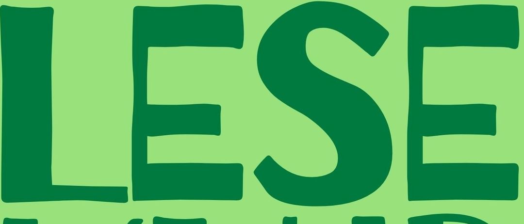 Ein grünes Poster mit fetten grünen Buchstaben, die 'LESE KLU' sagen. Darunter befindet sich ein grüner ovaler Bereich mit weißem Text 'BUCHERFANS KOMMT VORBEI'.