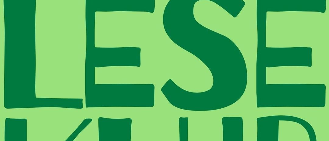 Ein grünes Plakat mit den Worten 'LESE KLUB' in fetten, großgeschriebenen Buchstaben. Darunter steht in kleinerer Schrift 'BUCHERFAANS KOMMT VORBEI'. Das Gesamtdesign ist minimalistisch mit Fokus auf Typografie.