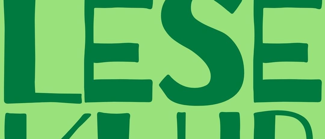 Ein grünes Poster mit 'LESE KLU' und 'BUCHERFANS KOMMT VORBEI' in einem grünen Oval unten.