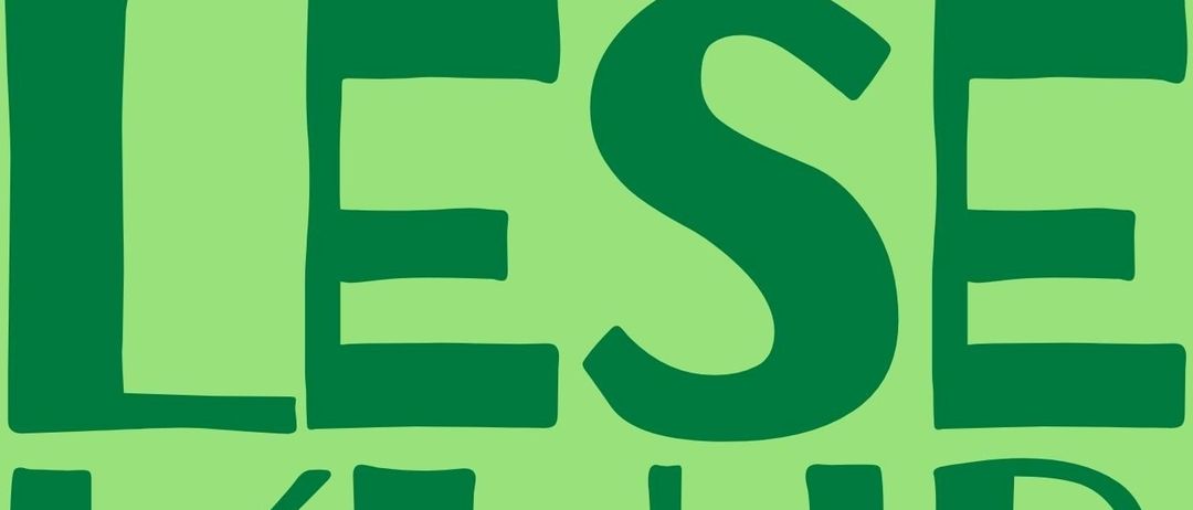 Ein Poster mit grünen Buchstaben, die 'LESE KLU' und 'Bücherfans Kommt Vorbei' auf einem grünen Hintergrund stehen.