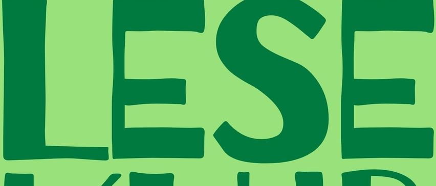 Ein grünes Plakat zeigt die Worte 'LESE KLUB' in fetten grünen Buchstaben. Darunter steht 'Bücherfans Kommt Vorbei' in kleinerer Schrift. Der Hintergrund ist durchgehend grün.