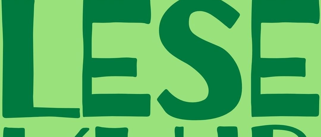 Ein grünes Plakat zeigt die Worte 'LESE KLUB' in fetten grünen Buchstaben. Darunter steht 'Bücherfans Kommt Vorbei' in kleinerer Schrift. Der Hintergrund ist durchgehend grün.