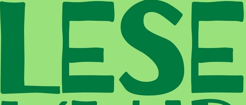 Grüner Hintergrund mit weißem Text. Große, fette Buchstaben buchstabieren 'LESE KLU B'. Darunter steht in kleinerem Text 'Bücherfans Kommt Vorbei'. Grüner ovaler Bereich mit weißem Text darunter.