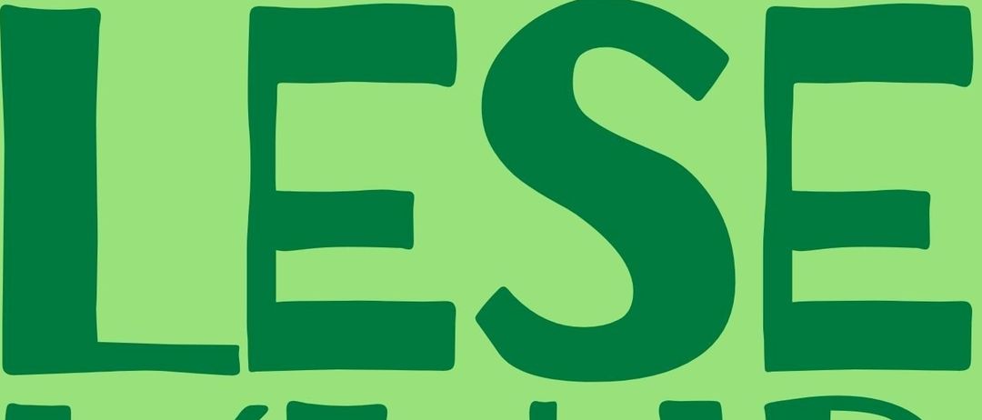 Grüner Hintergrund mit weißem Text. Große, fette Buchstaben buchstabieren 'LESE KLU B'. Darunter steht in kleinerem Text 'Bücherfans Kommt Vorbei'. Grüner ovaler Bereich mit weißem Text darunter.