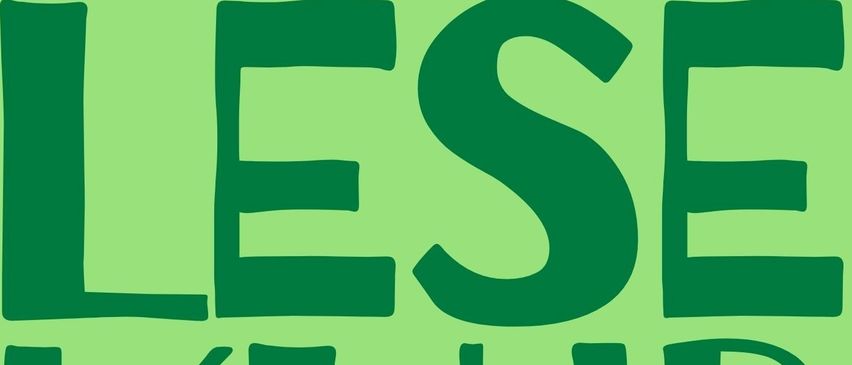 Ein grünes Plakat mit den Worten Lese Klub in großen Buchstaben. Darunter steht in kleineren Buchstaben Bucherfans Kommt Vorbei.