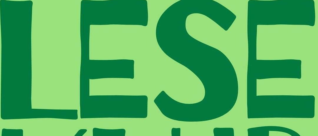 Ein grünes Plakat mit den Worten Lese Klub in großen Buchstaben. Darunter steht in kleineren Buchstaben Bucherfans Kommt Vorbei.