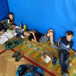 Bild enthält, Boy, Child, Male, Person, Baby, People, Hostel, Pants, Shorts, Head