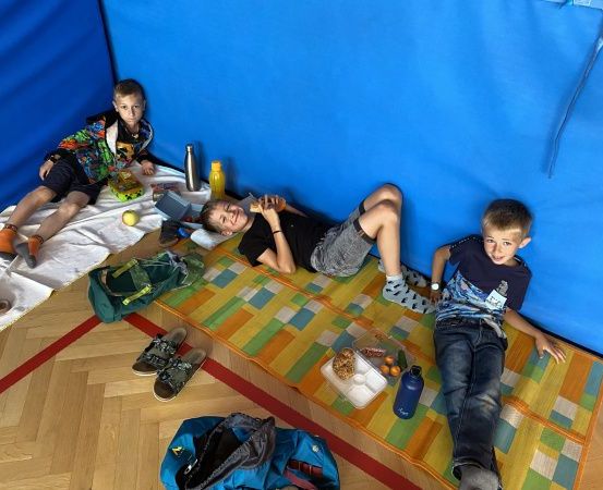 Bild enthält, Boy, Child, Male, Person, Baby, People, Hostel, Pants, Shorts, Head