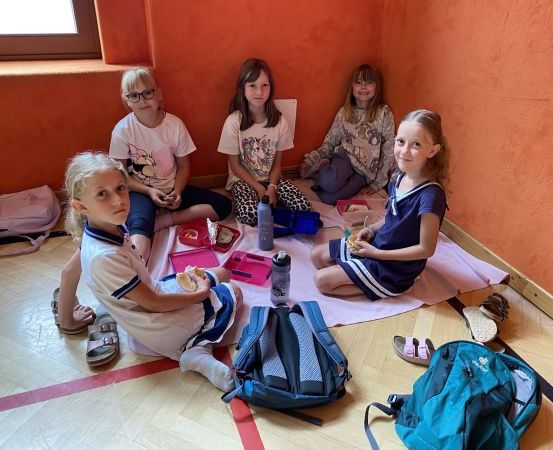 Bild enthält, People, Person, Child, Female, Girl, Adult, Woman, First Aid, Bag, Hostel