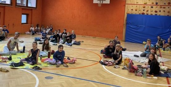 Bild enthält, People, Person, Child, Female, Girl, Crowd, Bag, Handbag, Basketball Game, Audience