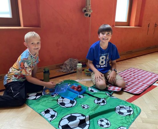 Bild enthält, Boy, Child, Male, Person, Clothing, T-Shirt, Football, Soccer, Soccer Ball, Sport