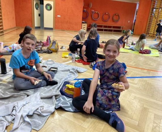 Bild enthält, Adult, Female, Person, Woman, Pants, Child, Girl, Floor, Kindergarten, Play Area