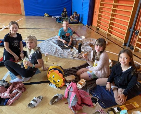 Bild enthält, Kindergarten, Adult, Female, Person, Woman, Child, Girl, Pants, Couch, People