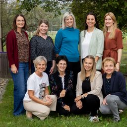 Bild enthält, People, Person, Blouse, Adult, Female, Woman, Pants, Groupshot, Jeans, Grass