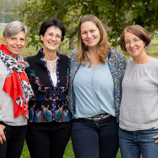 Bild enthält, Blouse, People, Person, Jeans, Pants, Sweater, Adult, Female, Woman, Smile