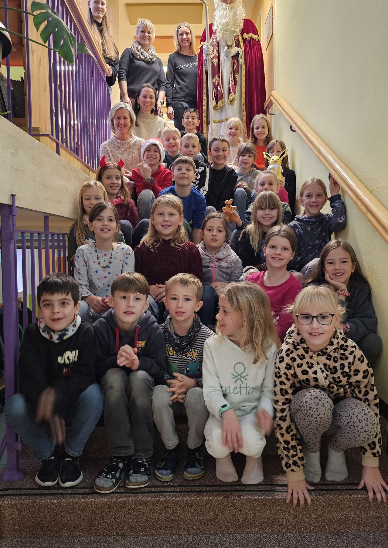 Bild enthält, Pants, People, Person, Staircase, Photography, Portrait, Shoe, Boy, Child, Male