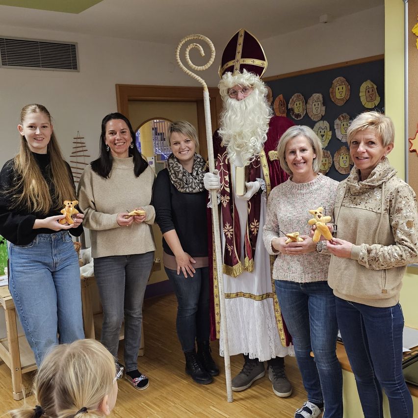 Bild enthält, People, Person, Adult, Female, Woman, Child, Girl, Bride, Jeans, Festival