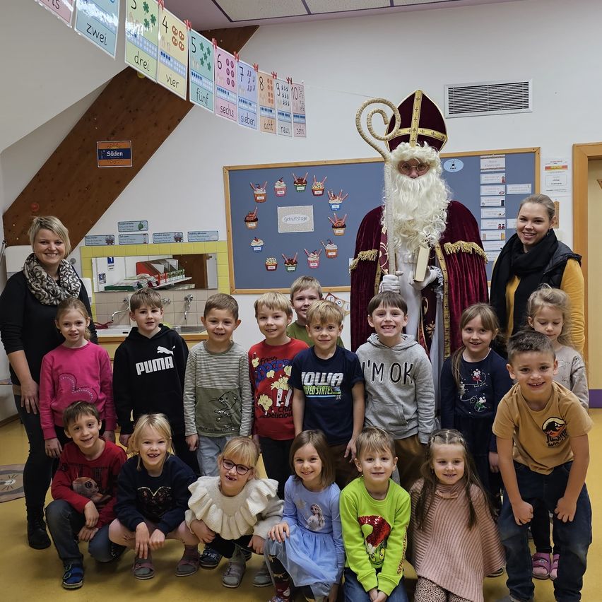 Bild enthält, Adult, Female, Person, Woman, People, Child, Girl, Boy, Male, Shoe