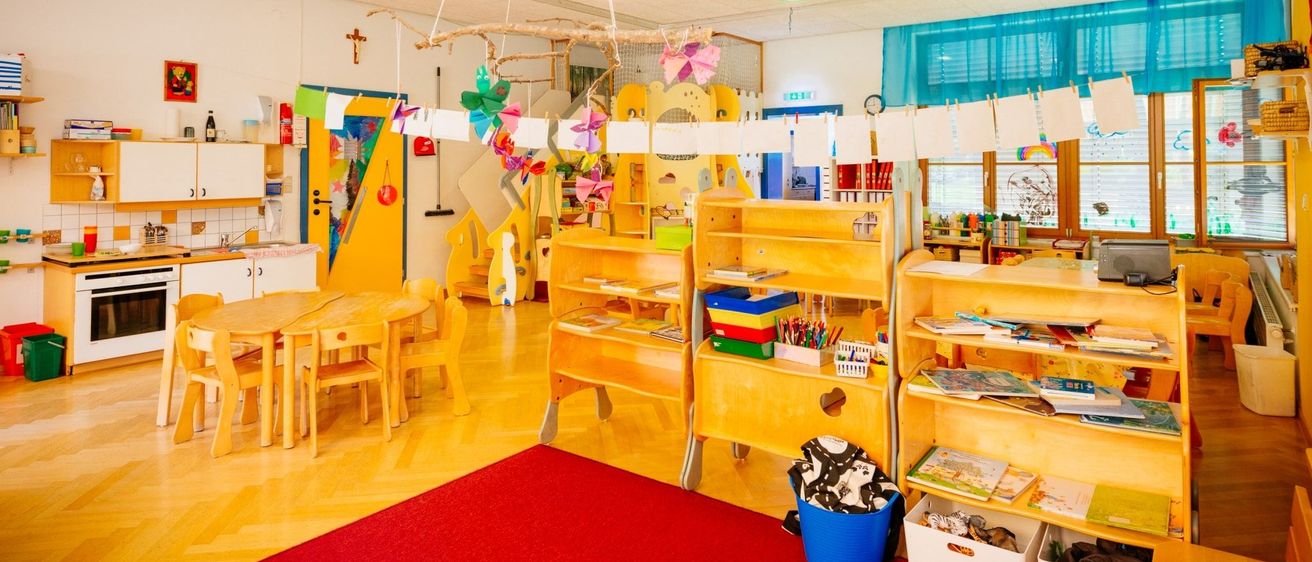 Bild enthält, Indoors, Interior Design, Kindergarten, Floor, Flooring, Wood, Box, Hardwood, Furniture, School